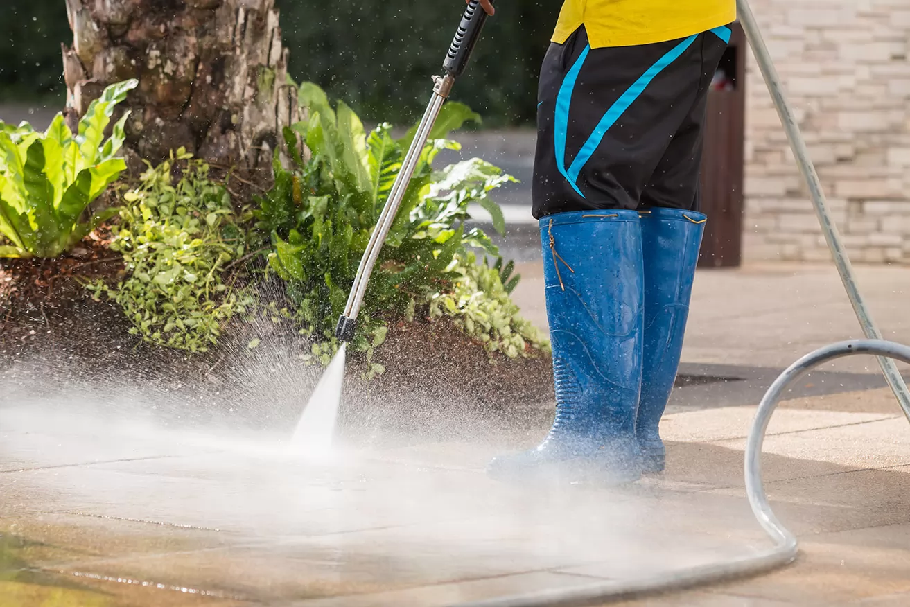 photodune-17234909-close-up-outdoor-floor-cleaning-with-high-pressure-water-jet-xl